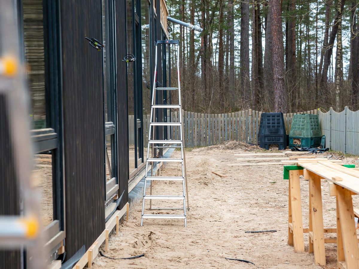 Jak przygotować podłoże pod domek letniskowy by zapewnić stabilność i trwałość konstrukcji?